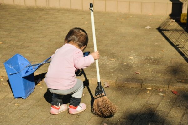 掃き掃除をしている子ども