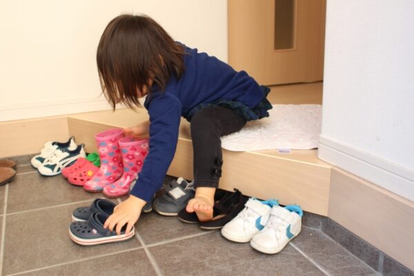 靴並べをしている女の子
