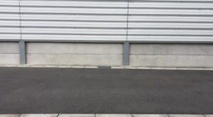 一輪車で両手を持って漕ぐ女の子