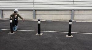 一輪車で短い距離をゆっくり漕ぐ女の子