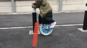 一輪車でその場で前後に動く女の子