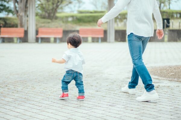 親と一緒に歩いている男の子