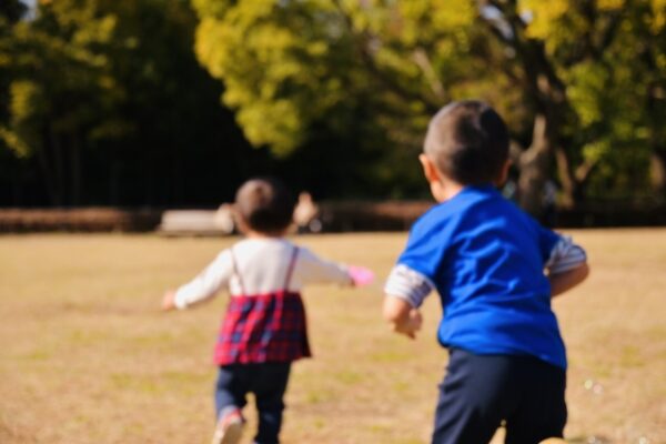 かけっこをしている男の子と女の子