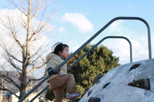 遊具で遊んでいる子ども