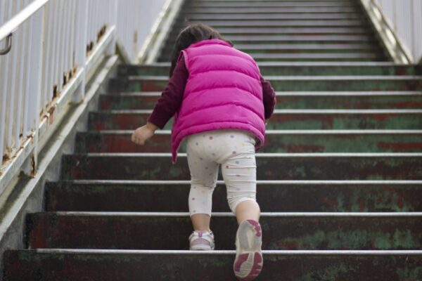 階段を上っている女の子