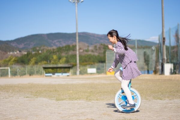 一輪車をしている女の子