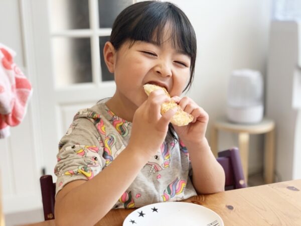 おやつを食べている女の子