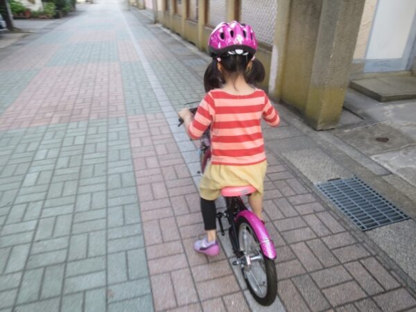 自転車に乗っている女の子