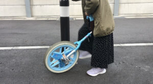 一輪車に乗り始める女の子
