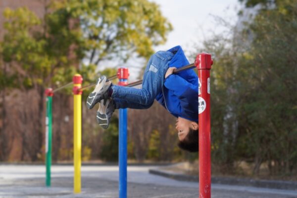 逆上がりをし終わった男の子