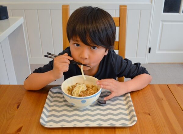 うどんを食べている男の子