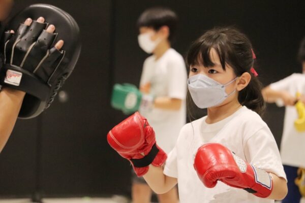 キックボクシングをしている女の子