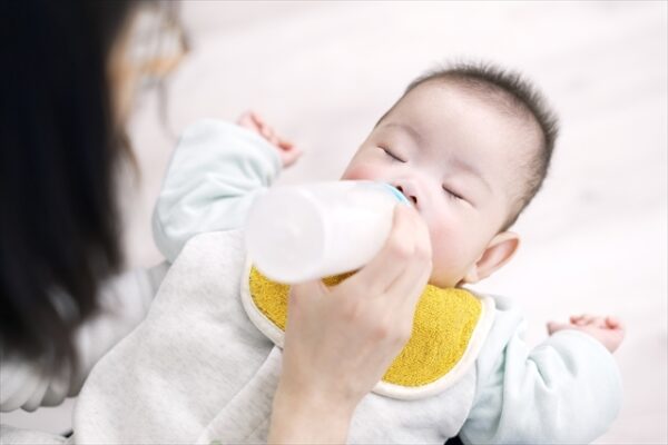 哺乳瓶でミルクを飲んでいる赤ちゃん