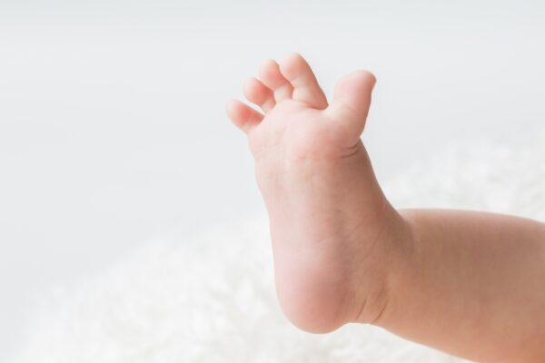 足の指が広がっている赤ちゃんの足