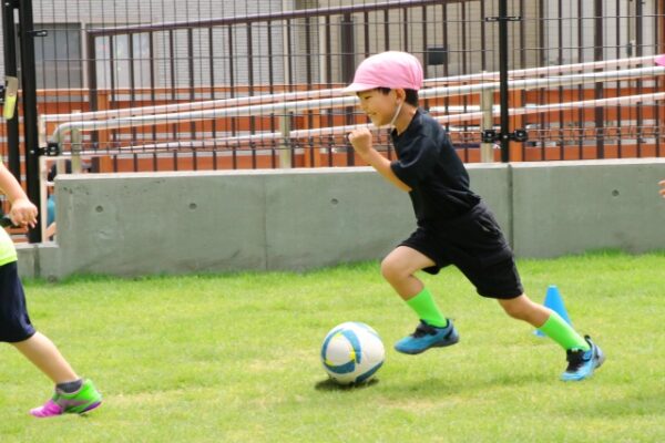 サッカーをしている男の子