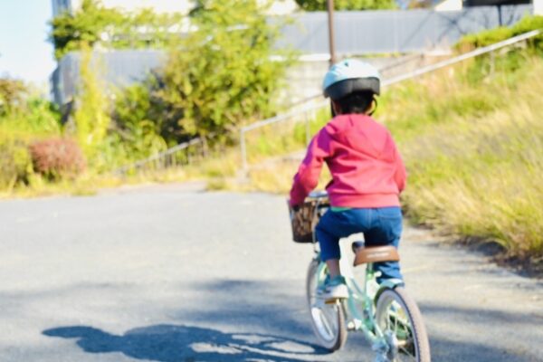 自転車に乗っている男の子