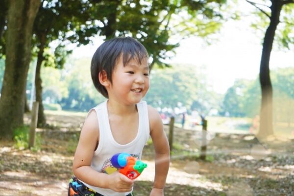 水鉄砲で遊んでいる男の子