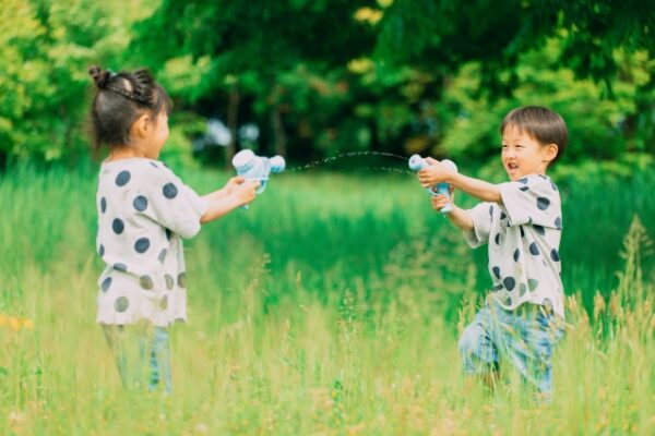 水鉄砲で遊んでいる子ども達