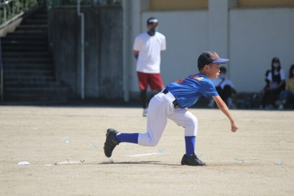 野球でボールを投げている男の子