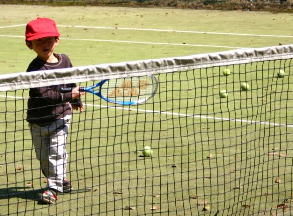 テニスをしている男の子